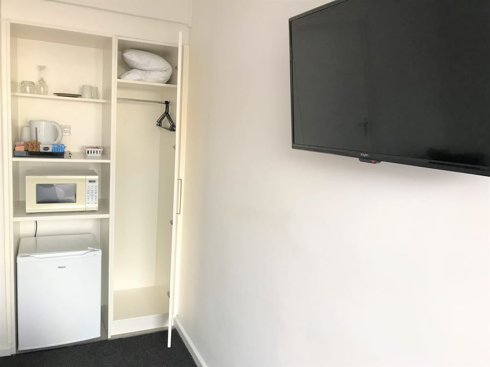 Economy Double Room, 1 Queen Bed | Microwave