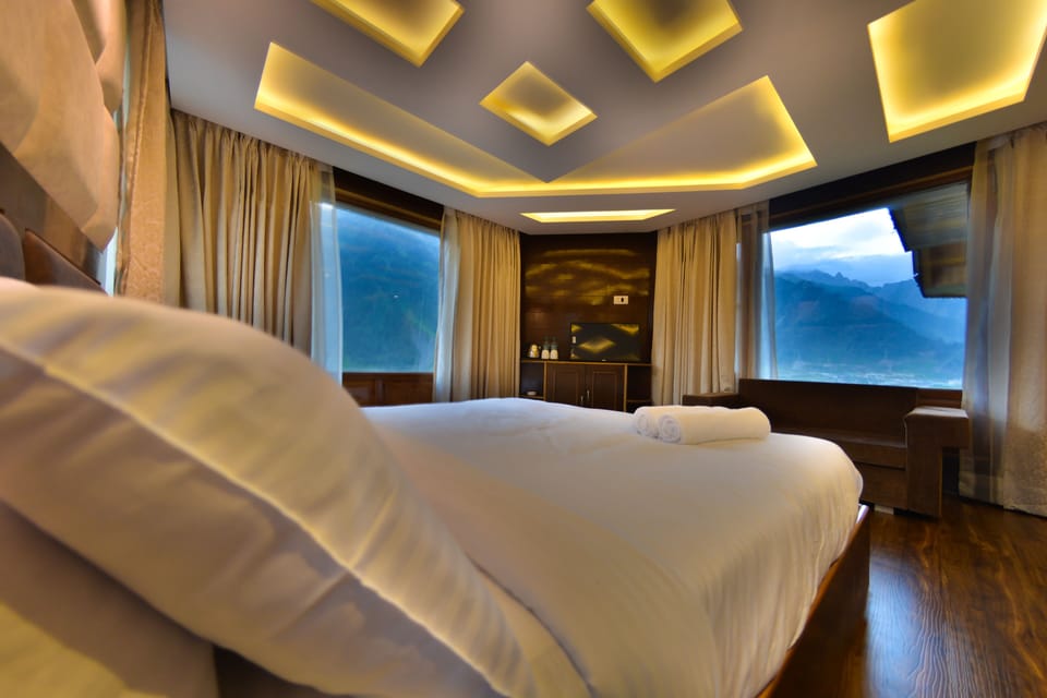Premium Double Room, 1 Queen Bed, Non Smoking | Premium bedding, WiFi (free), bed sheets