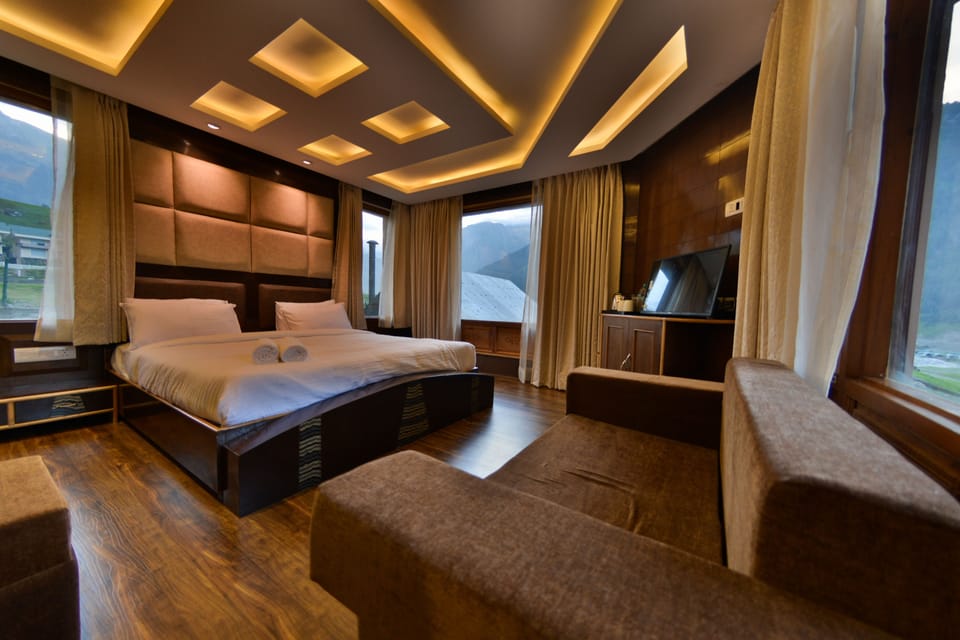 Premium Double Room, 1 Queen Bed, Non Smoking | Premium bedding, WiFi (free), bed sheets