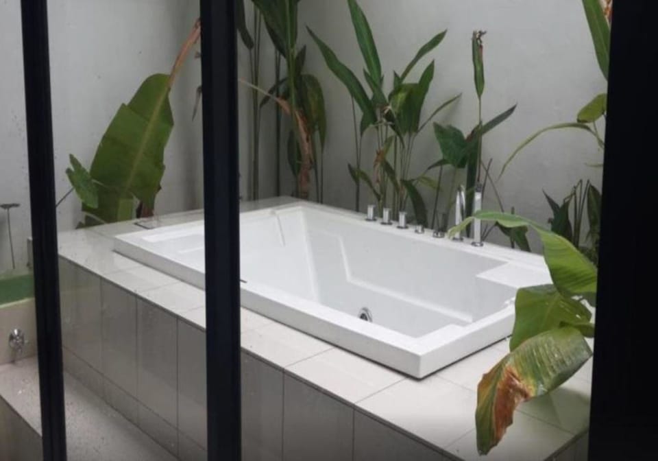 Deep soaking bathtub