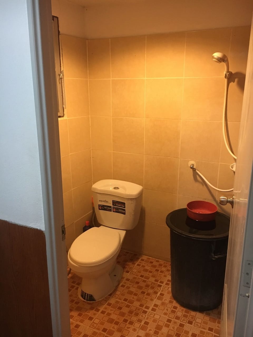 Shower, free toiletries, towels