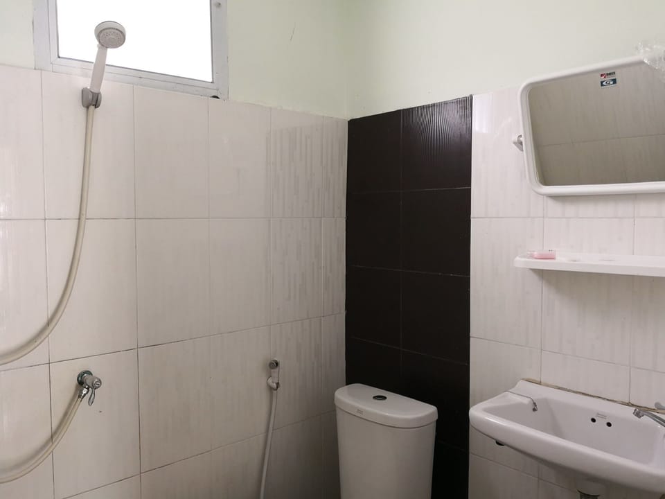 Shower, free toiletries, towels