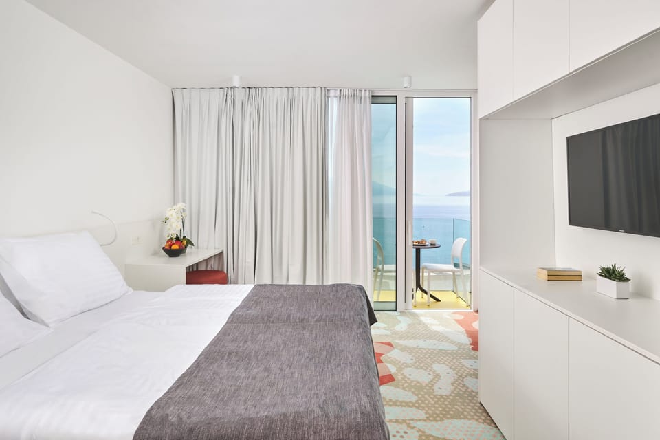 Premium family room with sea view balcony | Minibar, in-room safe, desk, laptop workspace