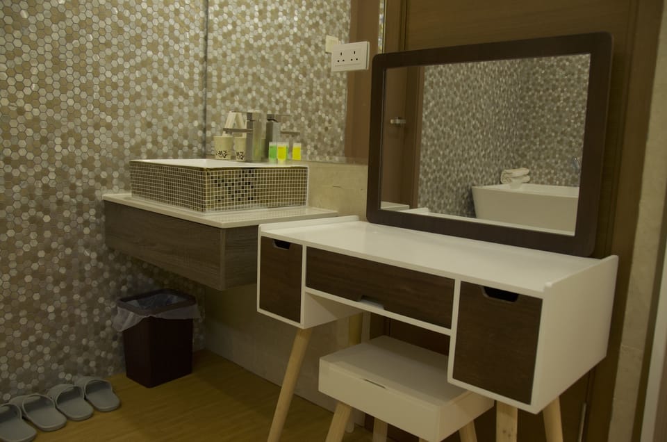 Deluxe Double Room, 1 King Bed | Iron/ironing board, free WiFi, bed sheets, wheelchair access