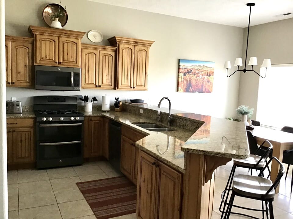 gas range with double oven, seating for 8, pantry stocked with spices/seasonings