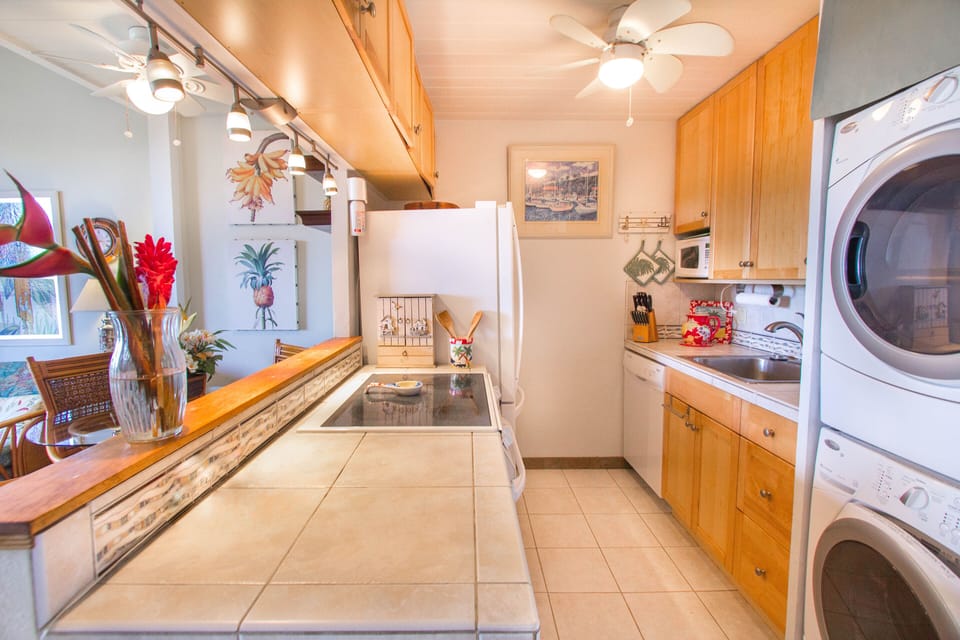 Kitchen-Set the table with an ‘Island' theme. (pic prior to new appliances)
