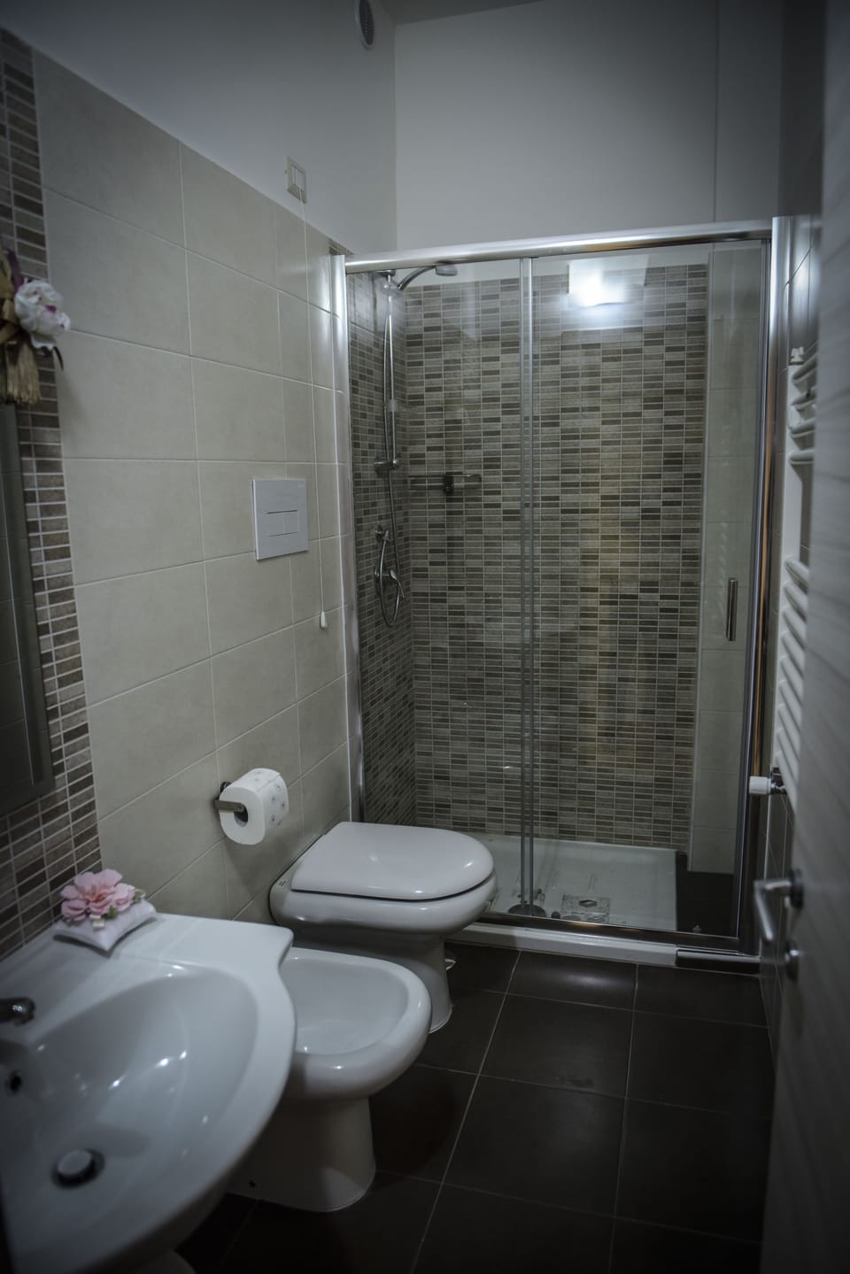 Deluxe Quadruple Room | Bathroom | Shower, bidet, towels