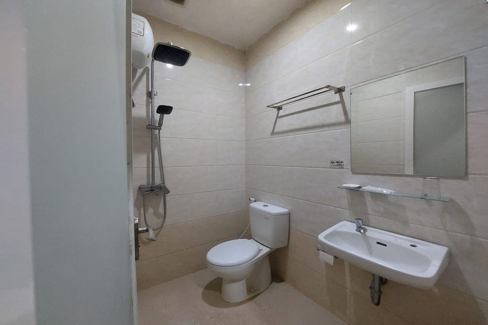 Premier Double Room | Bathroom | Shower, rainfall showerhead, free toiletries, slippers