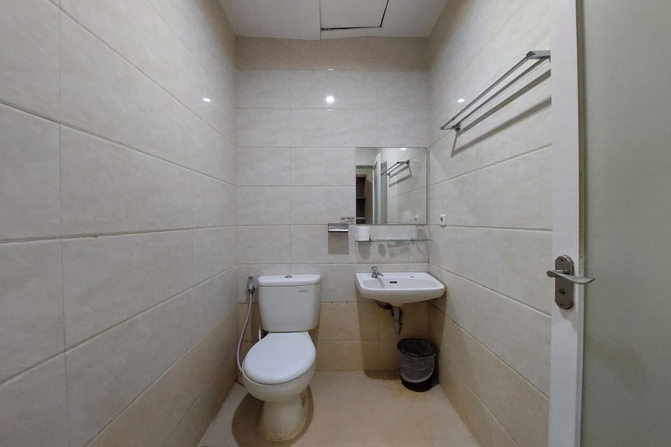 Deluxe Twin Room | Bathroom | Shower, rainfall showerhead, free toiletries, slippers