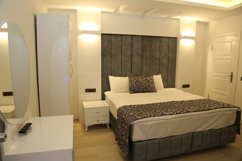 Premium bedding, minibar (some free items), desk, laptop workspace