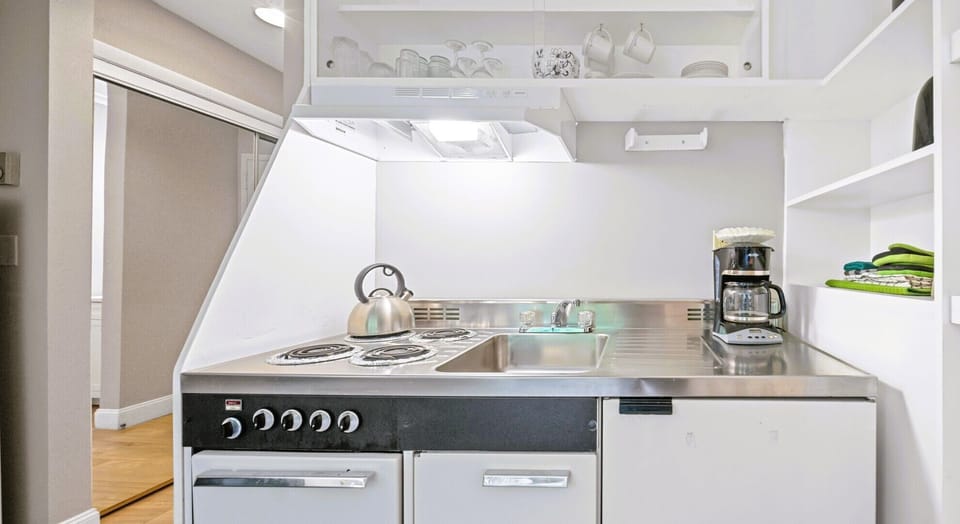 Apartment, Ensuite (St Moritz) | Private kitchenette | Coffee/tea maker