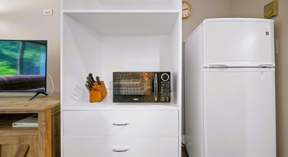 Apartment, Ensuite (St Moritz) | Private kitchenette | Coffee/tea maker