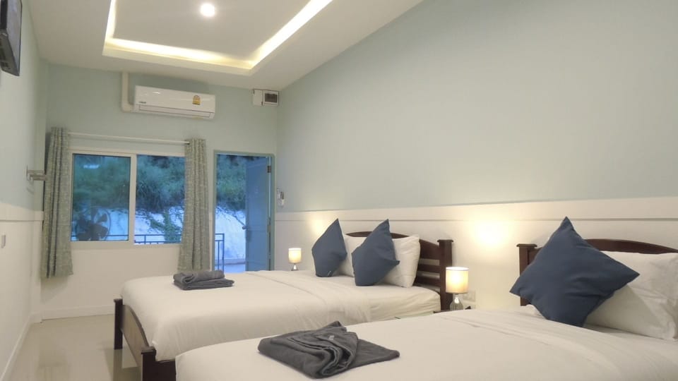 Triple Room with Terrace | In-room safe, free WiFi, bed sheets