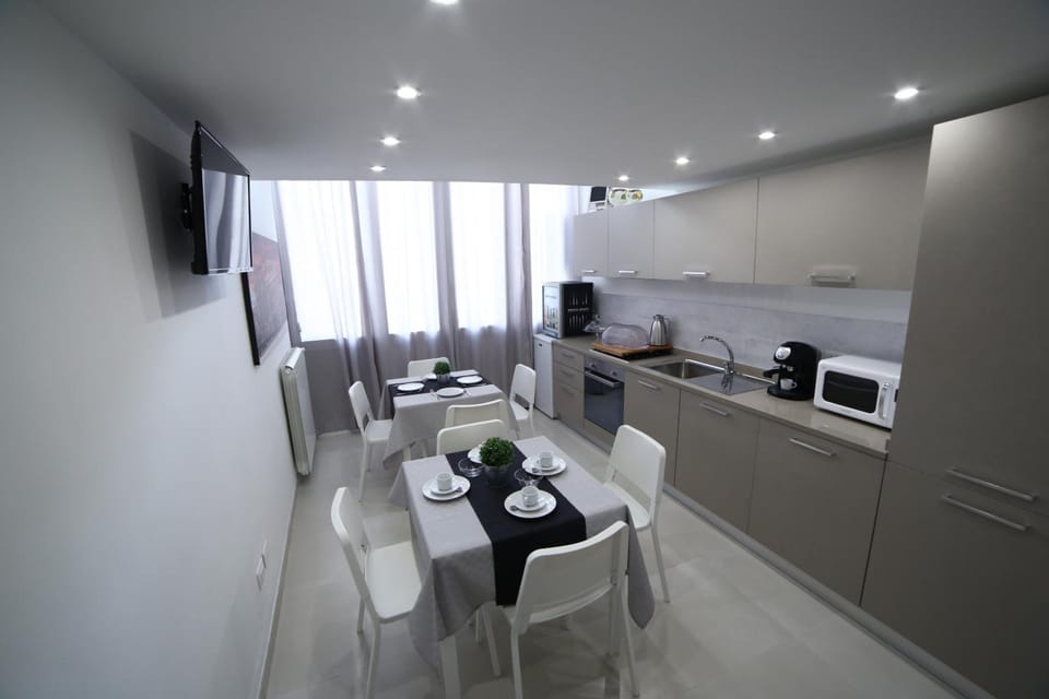 Full-size fridge, coffee/tea maker, electric kettle