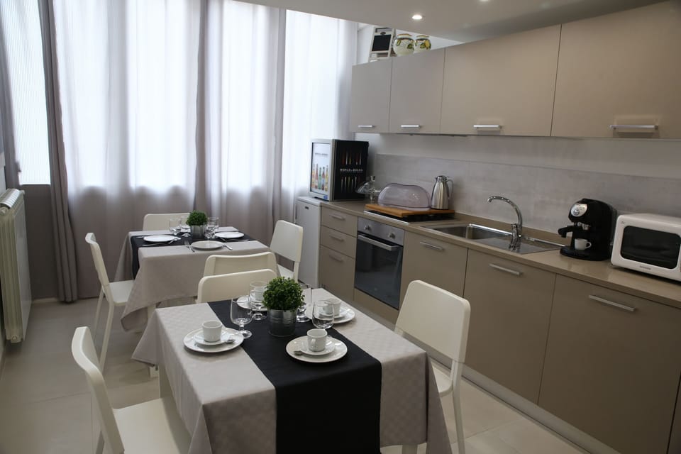 Full-size fridge, coffee/tea maker, electric kettle