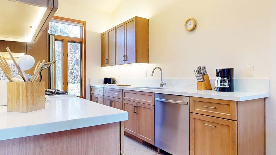 Townhome, 2 Bedrooms | Private kitchen | Fridge, oven, coffee/tea maker, toaster