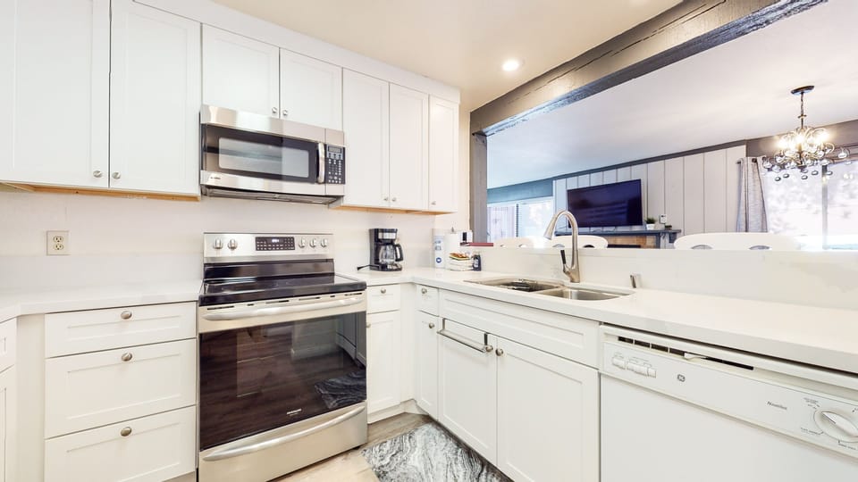 Condo, 1 Bedroom | Private kitchen | Coffee/tea maker, fridge, oven, toaster