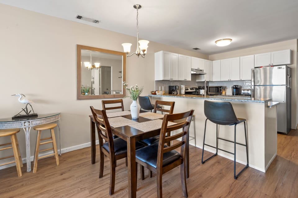 Condo, 2 Bedrooms | Dining