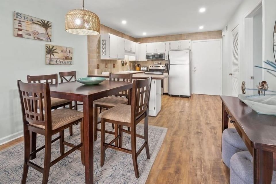 Condo, 2 Bedrooms | Dining