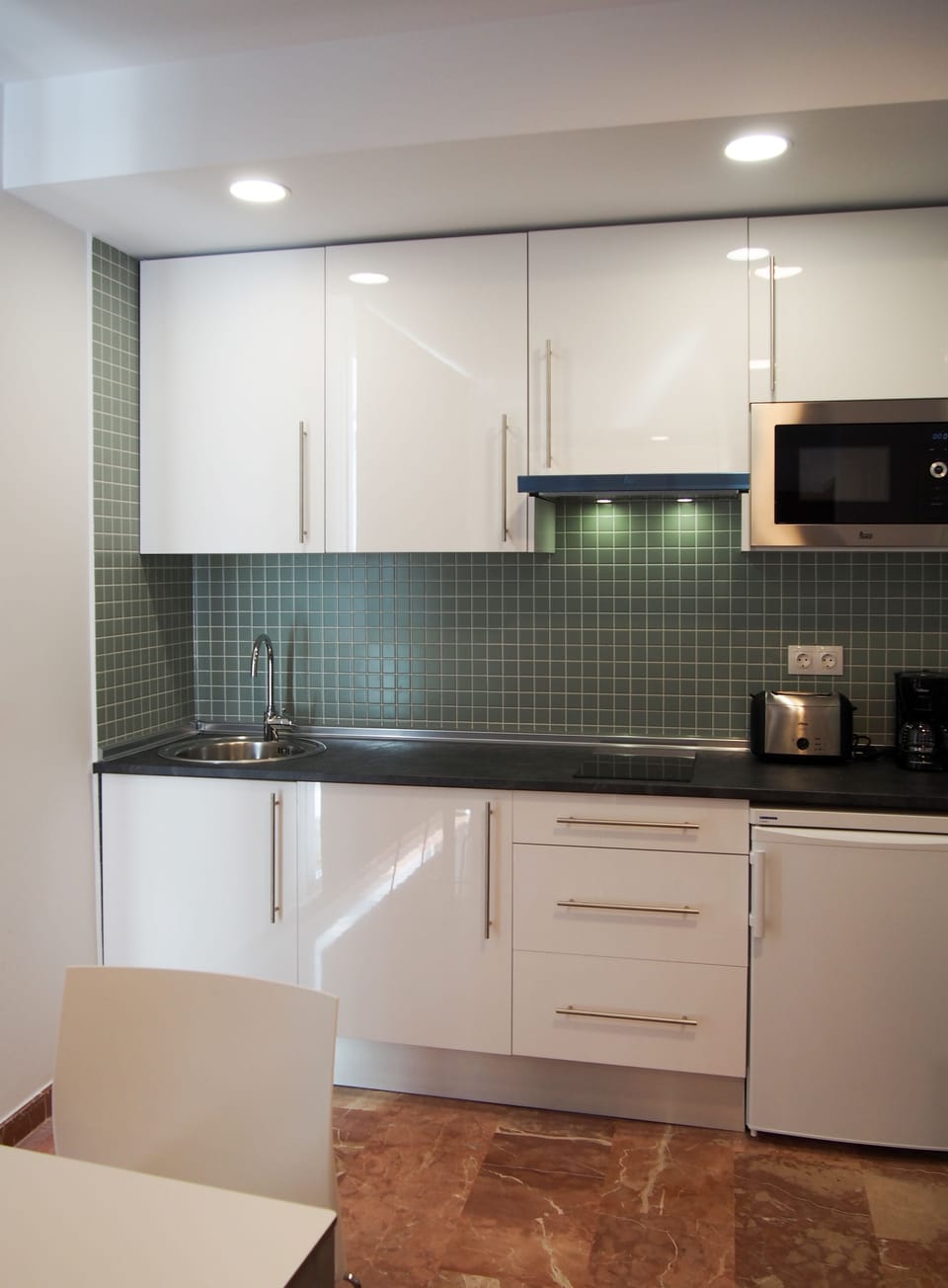 Basic Apartment | Private kitchen | Fridge, microwave, stovetop, toaster