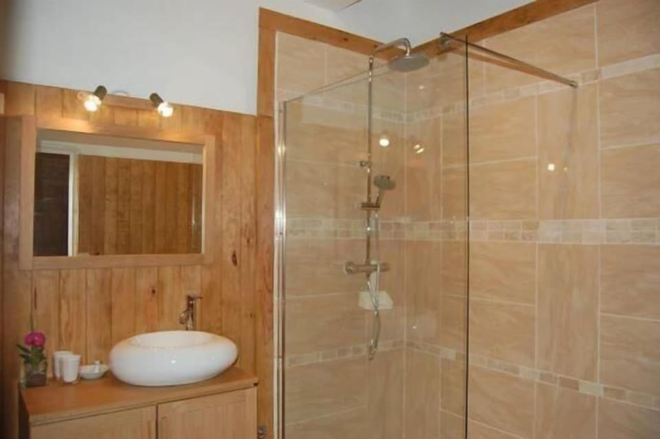 Free toiletries, hair dryer, bathrobes, towels