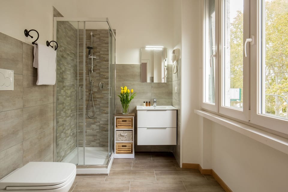 Superior Double Room, Balcony | Bathroom | Shower, free toiletries, hair dryer, bidet