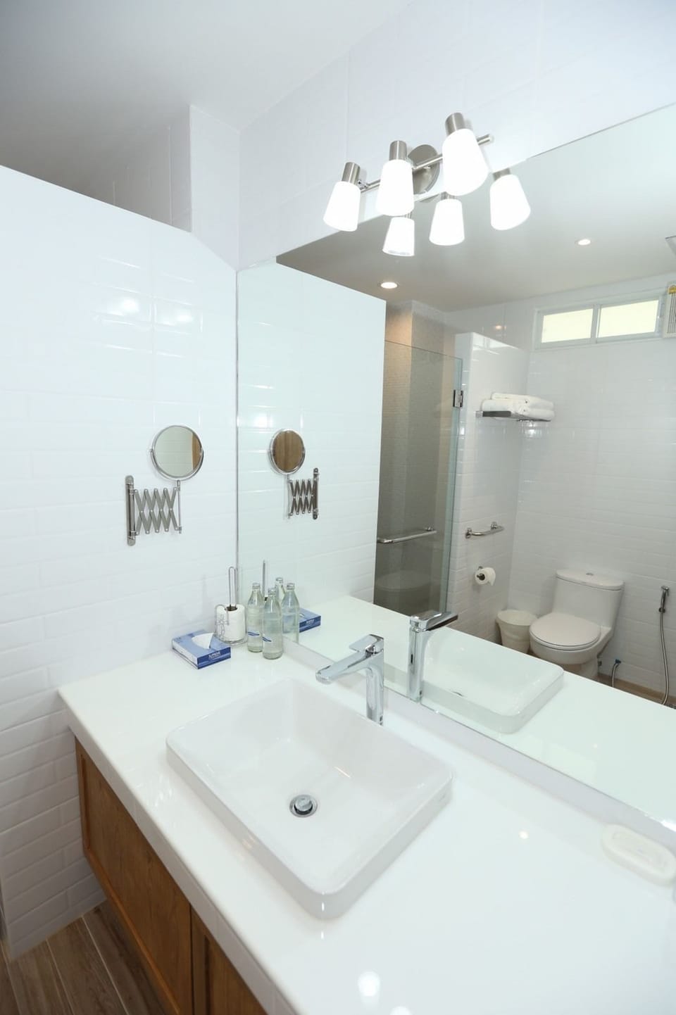 Grand Deluxe Room | Bathroom | Combined shower/tub, free toiletries, hair dryer, bathrobes