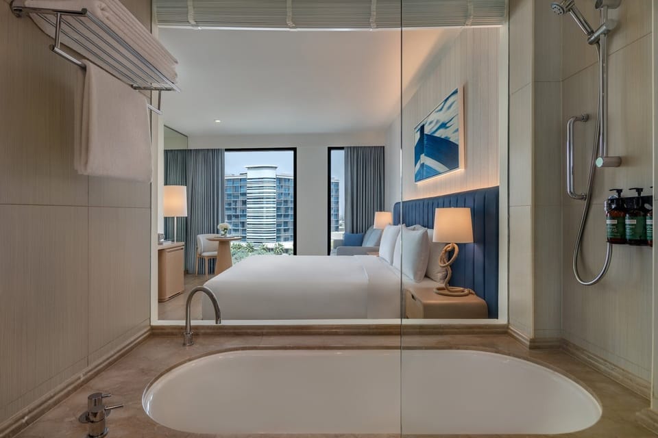 1 King Deluxe Plaza View Theme Park Access | 1 bedroom, hypo-allergenic bedding available, Select Comfort beds