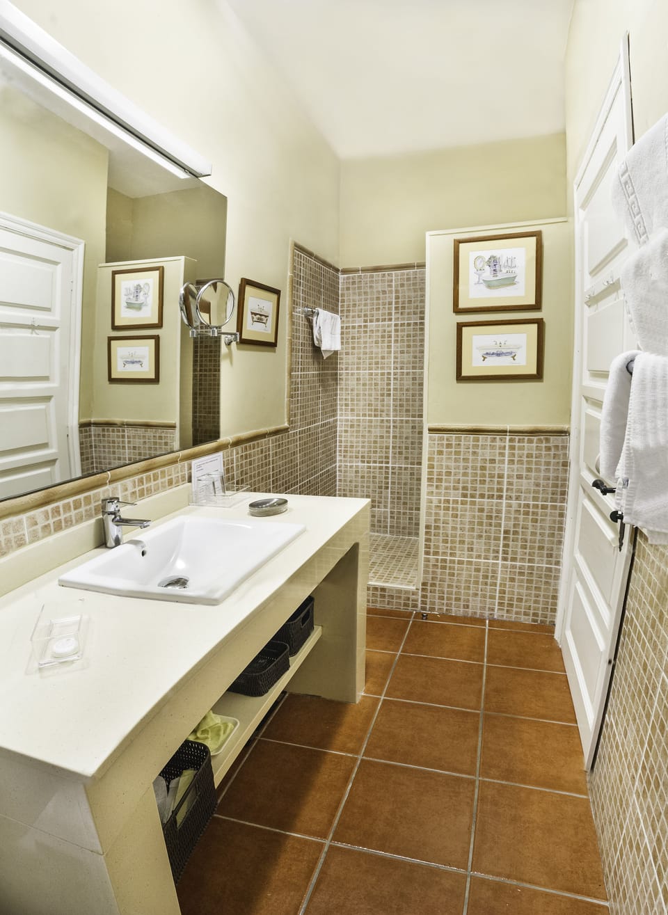 Standard Twin Room | Bathroom | Shower, hair dryer, towels