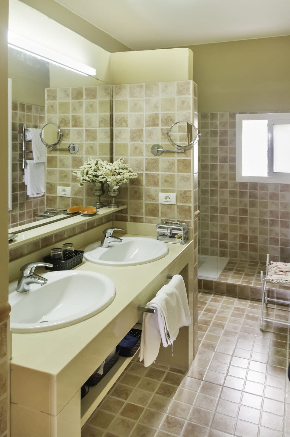 Superior Twin Room, Sea View | Bathroom | Shower, hair dryer, towels