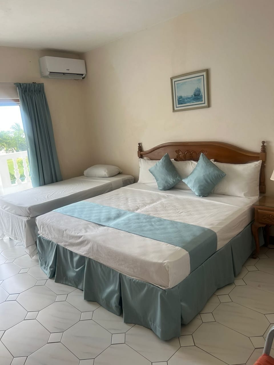 Deluxe Room | Premium bedding, iron/ironing board (on request), WiFi (free)