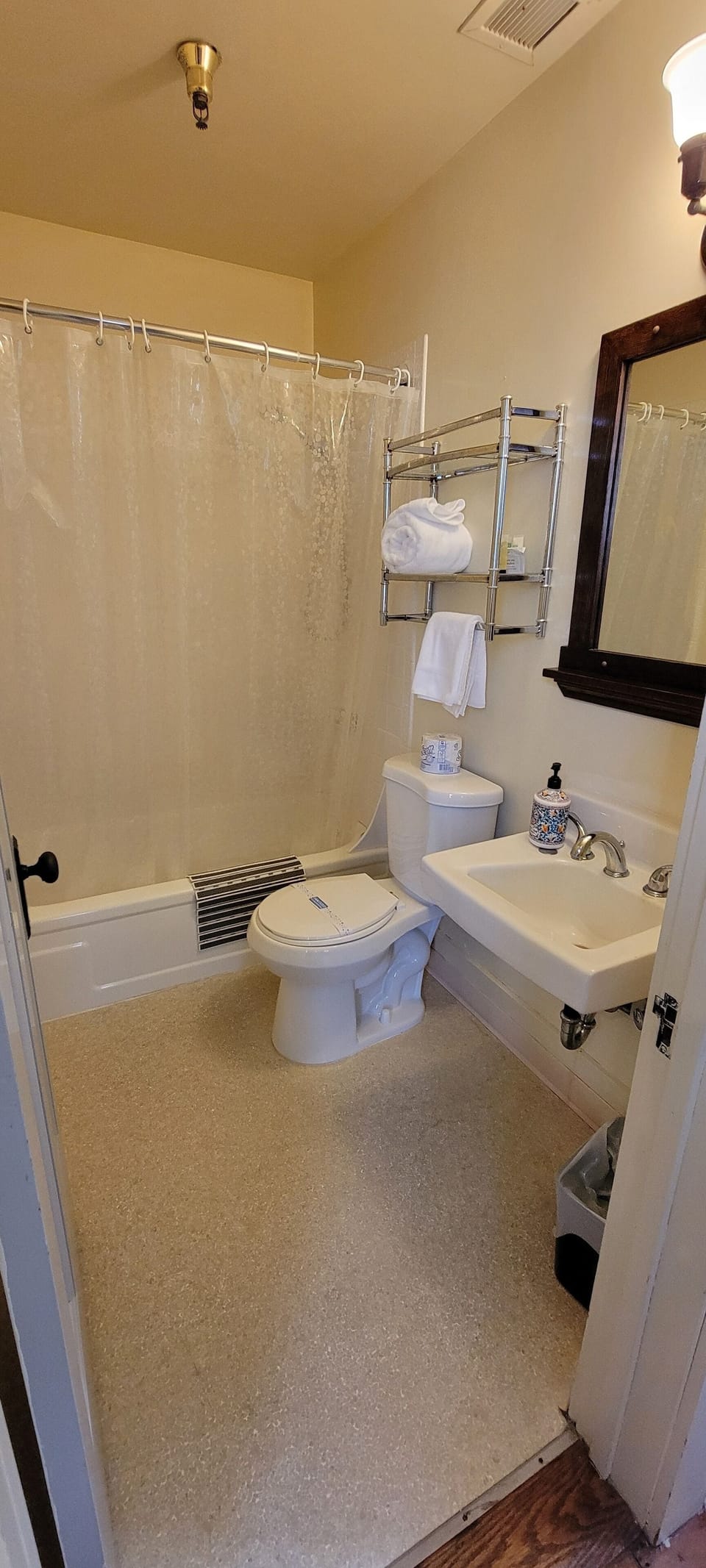 Traditional Single Room | Bathroom | Eco-friendly toiletries, towels