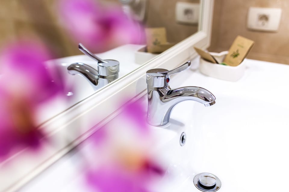 Double Room (4*) | Bathroom | Shower, rainfall showerhead, free toiletries, hair dryer