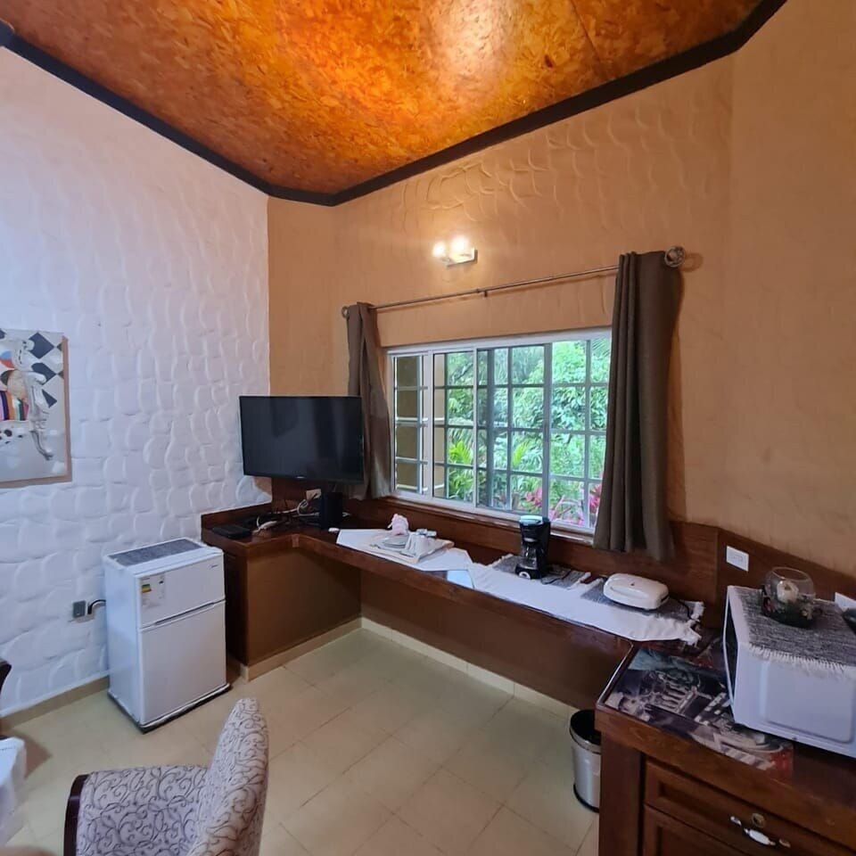 Deluxe Apartment | Desk, laptop workspace, iron/ironing board (on request), WiFi (free)