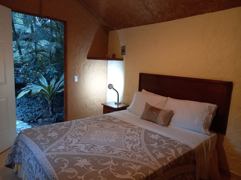 Deluxe Cabin, 1 Queen Bed, Non Smoking | Desk, laptop workspace, iron/ironing board (on request), WiFi (free)