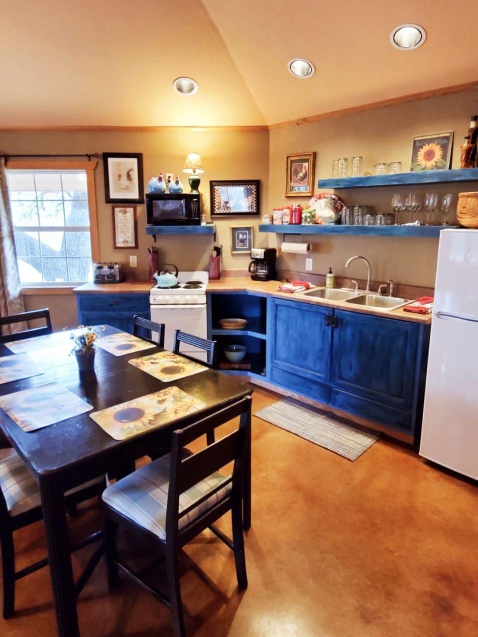 Fridge, microwave, coffee/tea maker, toaster oven