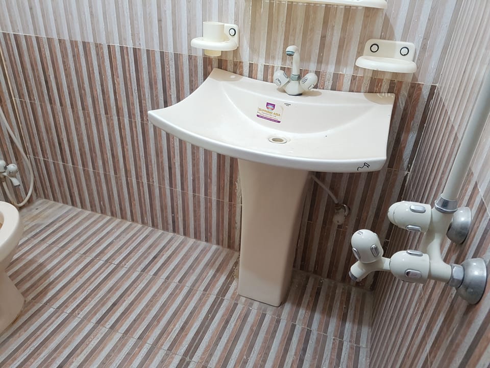 Executive Room, 1 Double Bed | Bathroom | Slippers, towels