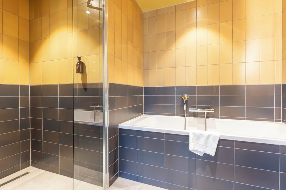 Superior Double Room, Balcony | Bathroom | Designer toiletries, hair dryer, bathrobes, heated floors
