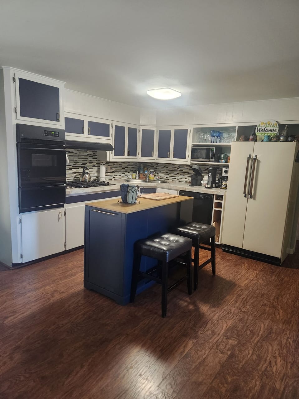 stovetop, refrigerator, coffee maker, oven, microwave, kitche, dishwasher