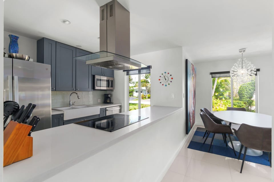 Fully equipped modern kitchen and dishwasher. 