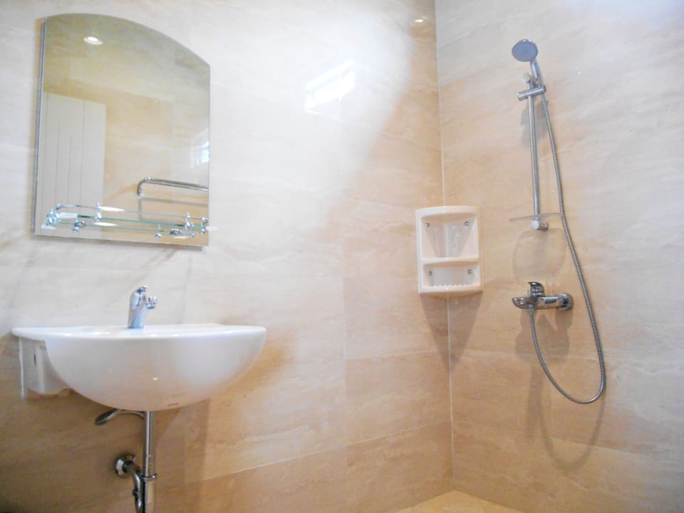 Suite | Bathroom | Shower, free toiletries, slippers, towels