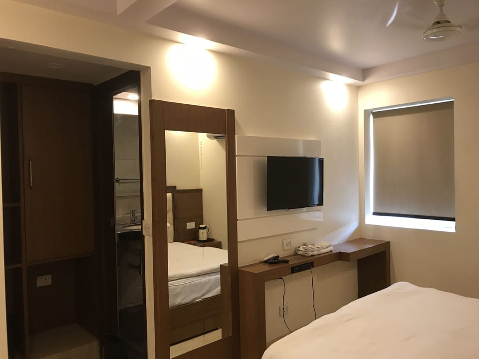 Executive Room, 1 Double Bed, Non Smoking | Desk, laptop workspace, WiFi (free)