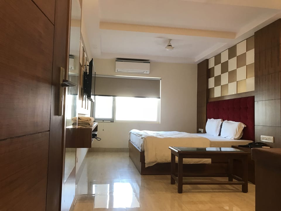 Executive Room, 1 Double Bed, Non Smoking | Desk, laptop workspace, free WiFi