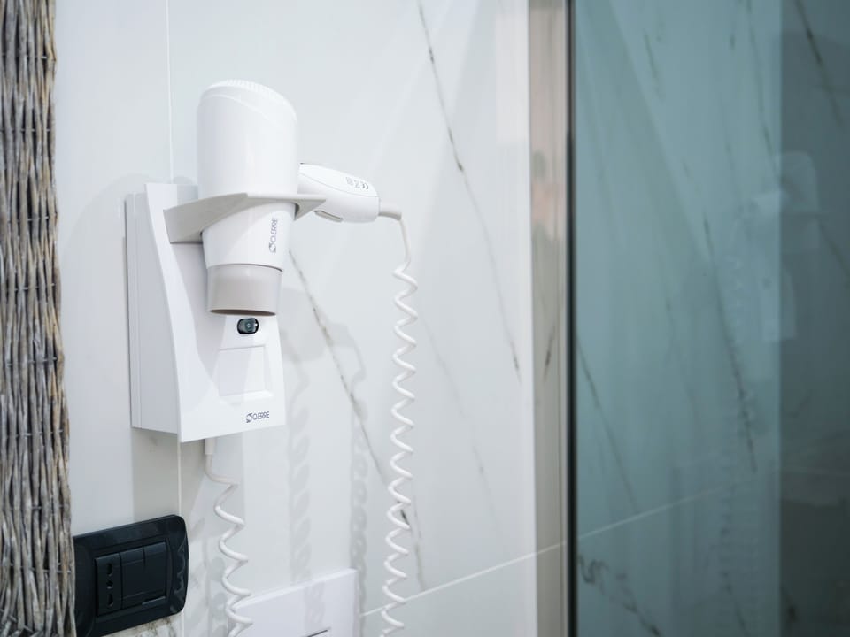 Deluxe Room | Bathroom | Separate tub and shower, jetted tub, bidet, towels