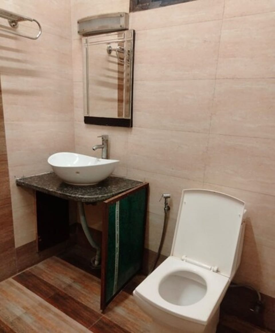 Standard Double Room | Bathroom | Rainfall showerhead, free toiletries, hair dryer, slippers