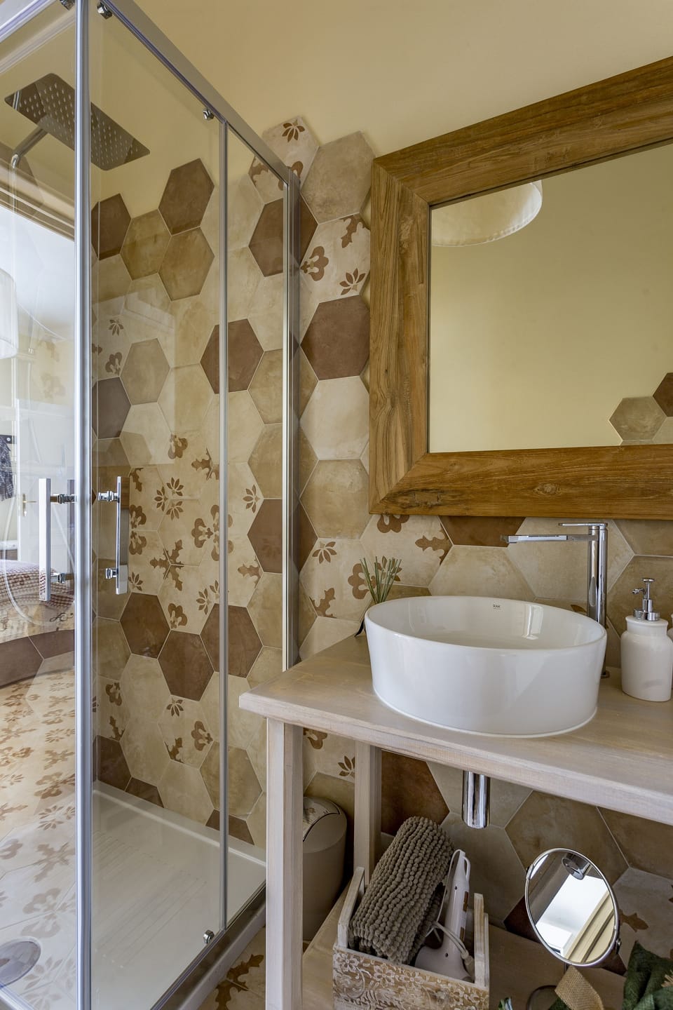 Shower, rainfall showerhead, free toiletries, hair dryer