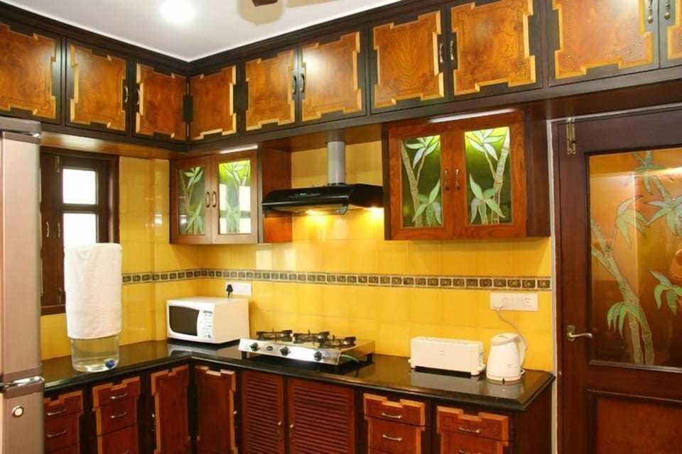 Full-size fridge, microwave, stovetop, coffee/tea maker