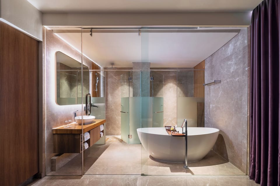 Junior Suite King Bed, Non Smoking | Bathroom | Shower, free toiletries, slippers, towels