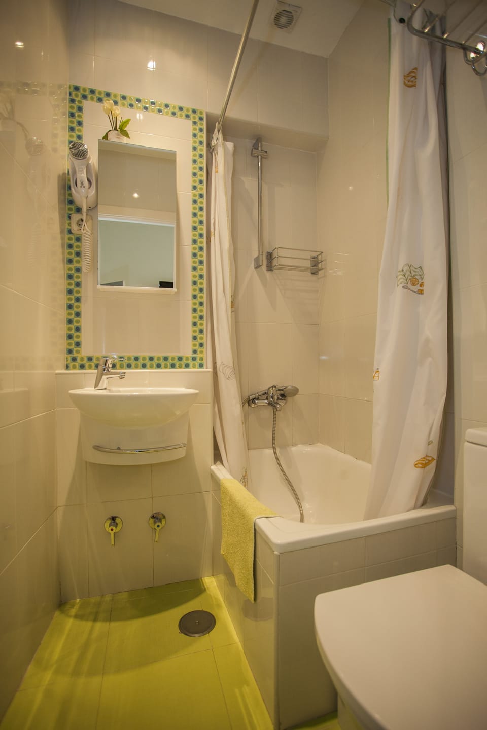 Deep soaking tub, free toiletries, hair dryer, towels