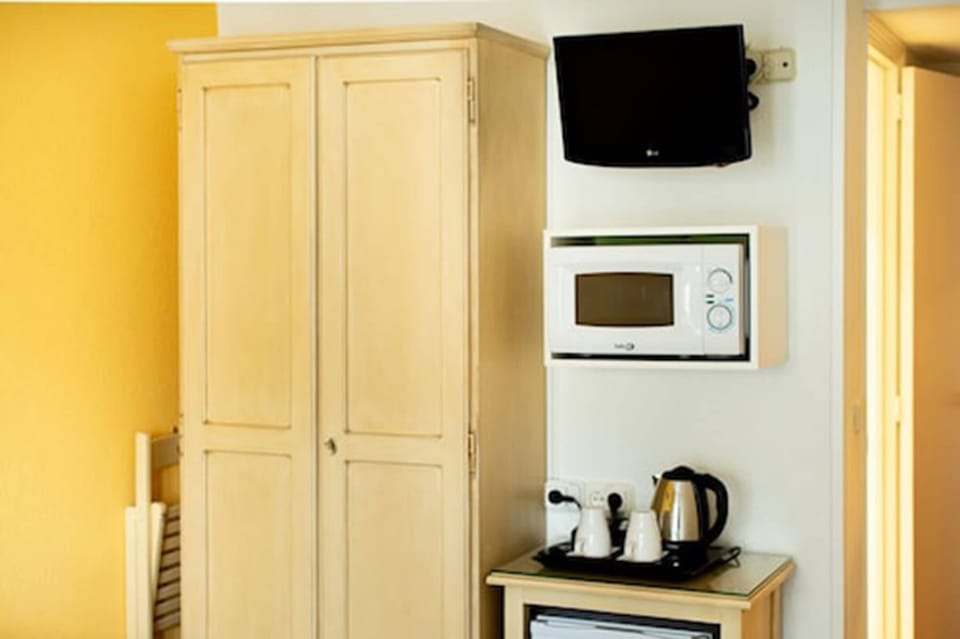 Twin Room | Desk, iron/ironing board, free WiFi, bed sheets